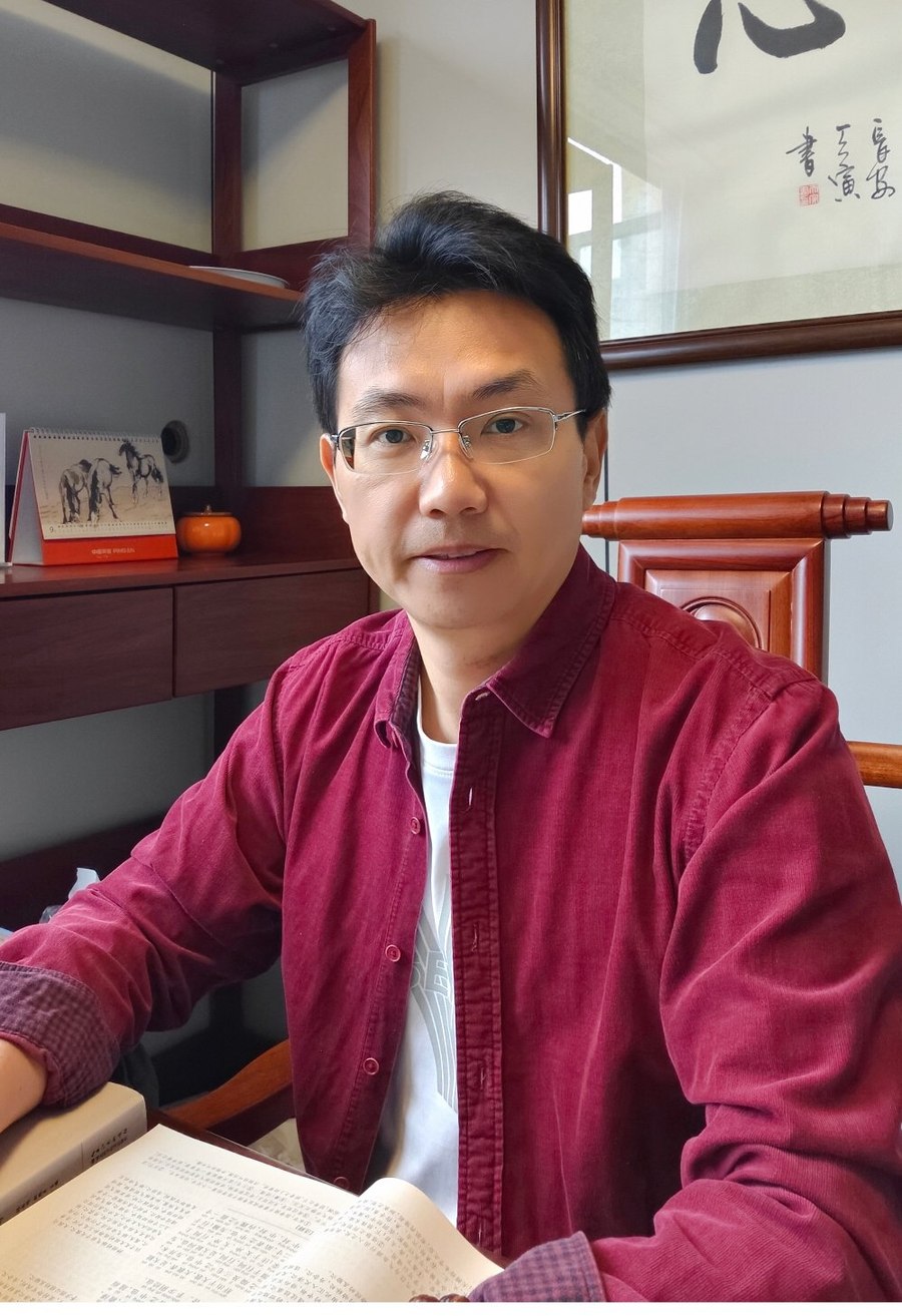 温茂林（温度哥）在书房晨读经典
